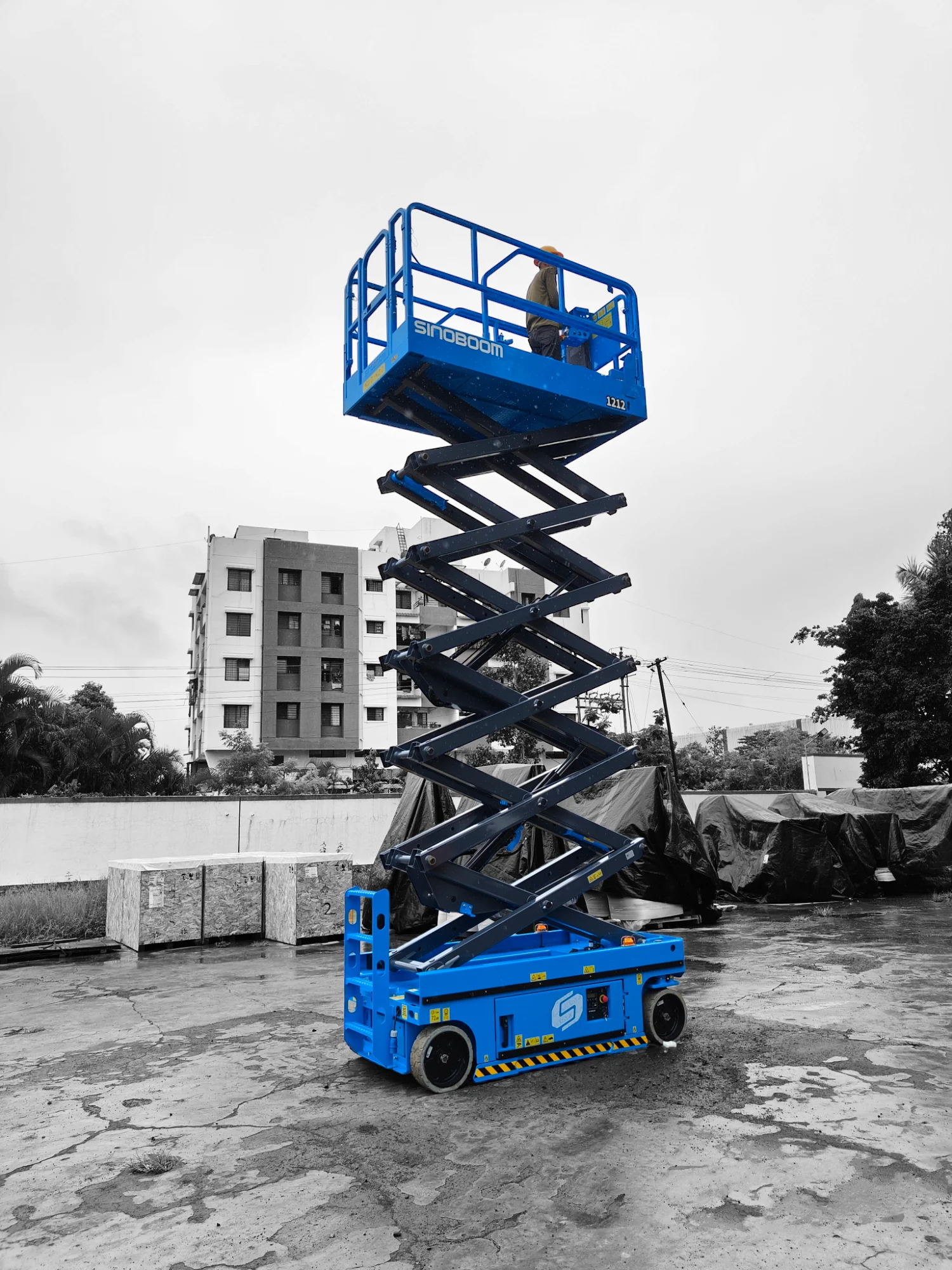 Self Propelled scissor lifts in Gujarat